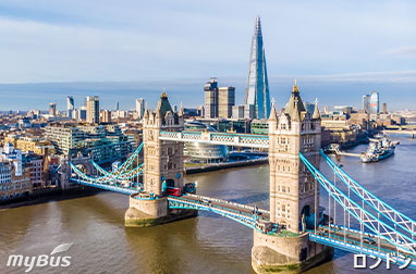 ロンドンテムズ川のタワーブリッジとシャード