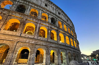 夜のコロッセオでフォトストップ