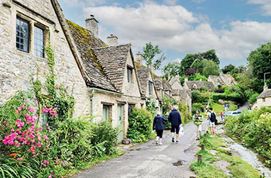 はちみつ色の美しい家並みの村々を巡るコッツウォルズ1日観光