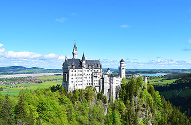 欲張り観光！ノイシュバンシュタイン城・リンダーホーフ城・ヴィース教会1日観光ツアー (日本語観光ガイド付き、入場料込み)
