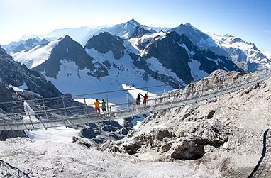 【チューリッヒ発】ティトリス山 日帰り観光ツアー｜ローテア回転ケーブルカーで氷河体験＆ルツェルン散策（英語ガイド）